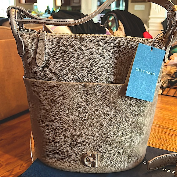 NWTCOLE HAAN Bucket Bag Pebble ButteryLeatherGoldInitialsHandle&Strap.AllSeasons - Picture 3 of 15